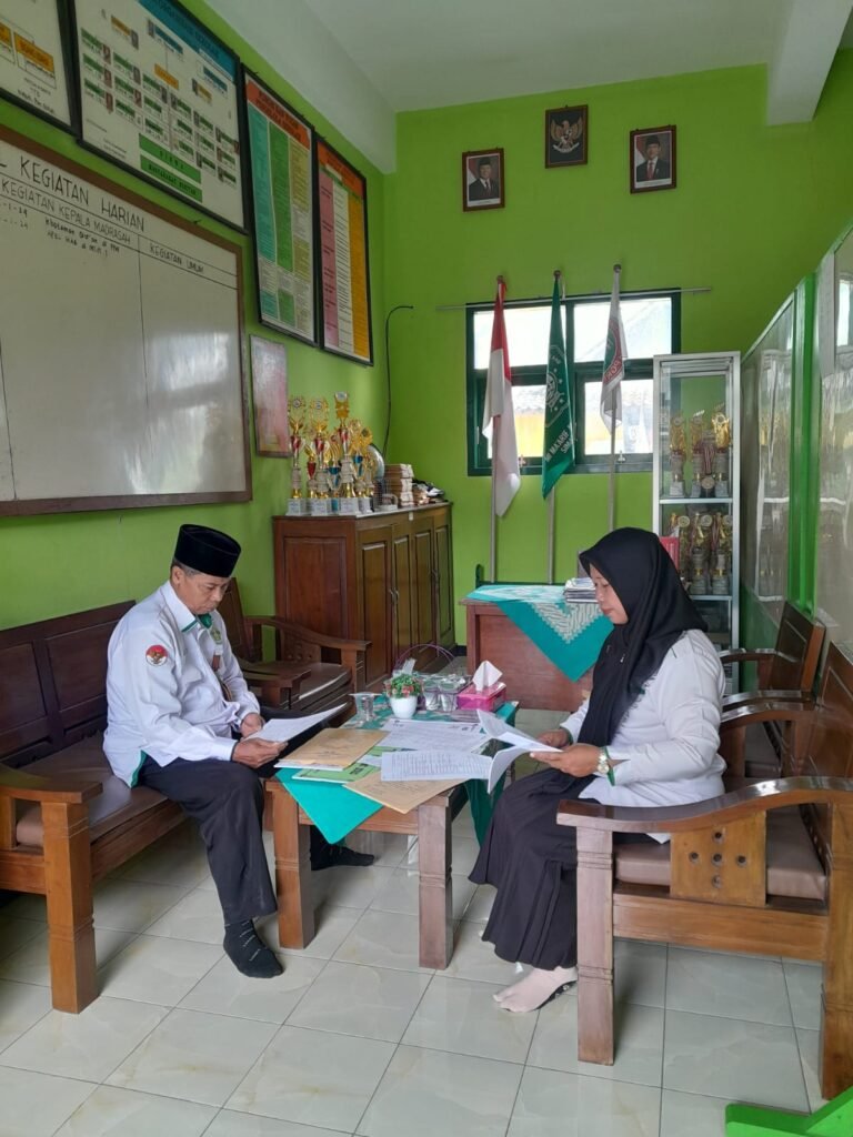 SUPERVISI PENILAIAN AKHIR SEMESTER GANJIL OLEH BAPAK Drs. MOH. AHDJARI, M.Pd (03/12/2024)